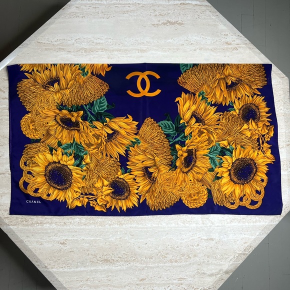 Chanel silk scarf (1970s-1980s) - Picture 4 of 8